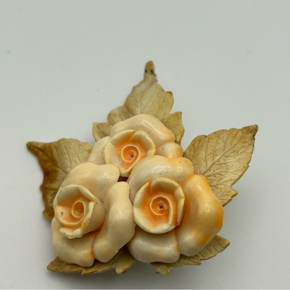 Vintage Beige Cream Textured Roses with Leaves Brooch Statement Unique Rare - Picture 3 of 5